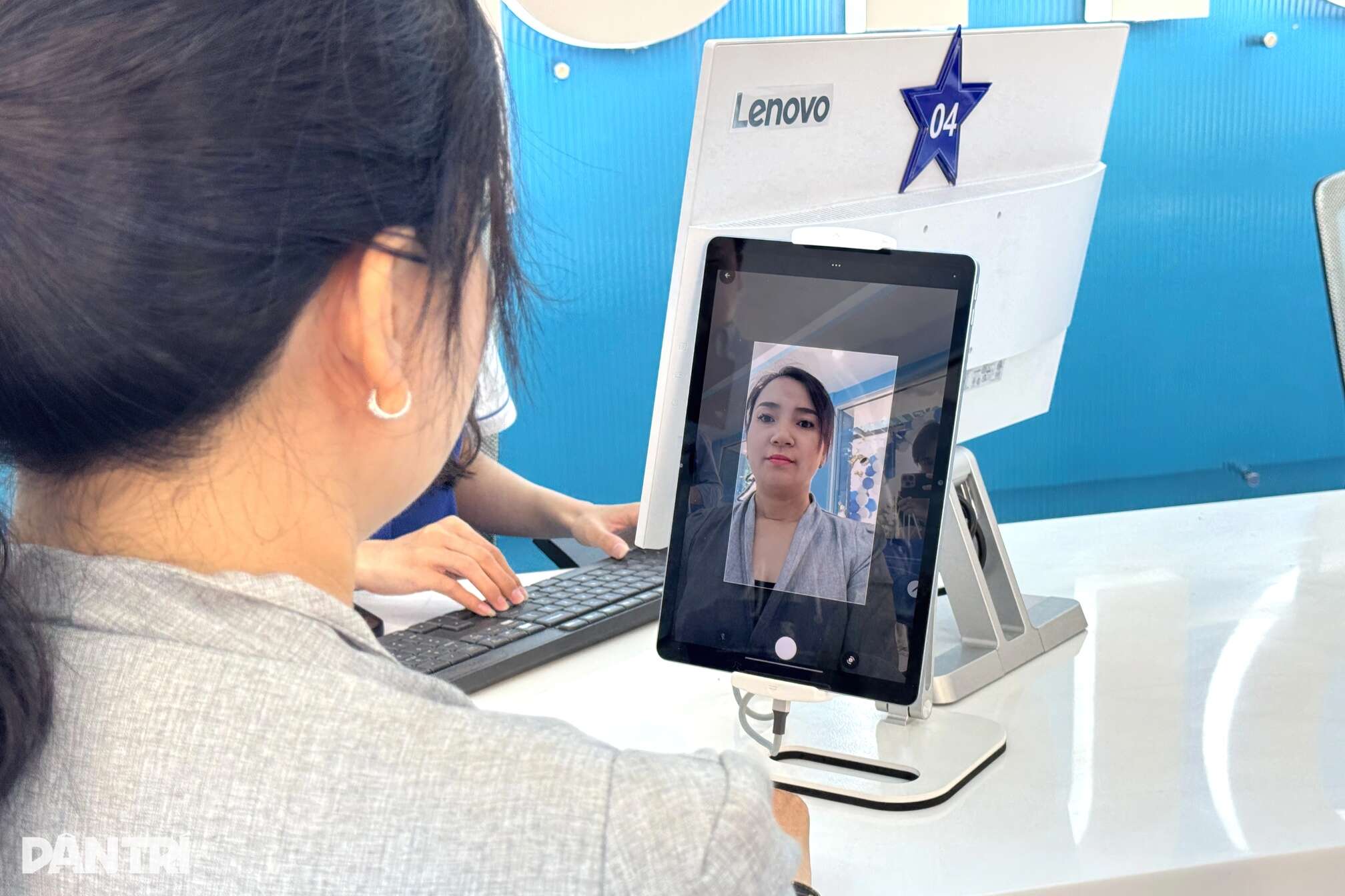 TPHCM: Nhà mạng triển khai mô hình giao dịch không giấy tờ